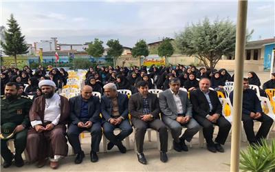 آئین استانی نواختن زنگ مهر با حضور رحمتی بهمنانی فرماندار و حجت الاسلام خانلری امام جمعه در مدرسه شهرستان سیمرغ نواخته شد