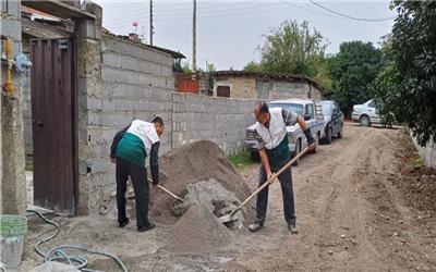 اردوی جهادی در بازسازی منزل نیازمند درسیمرغ در ادامه فعالیت‌های جهادی و خدمت‌رسانی،خادمیاران و یاوران رضوی شهرستان سیمرغ