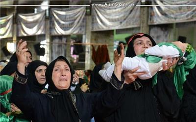 در مراسم سوگواری شیرخوارگان حسینی؛ بانوان مازندرانی با سرباز کوچک دشت کربلا همنوا شدند
